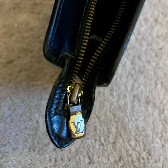 Authentic Louis Vuitton Epi Clutch - Picture 7 of 16